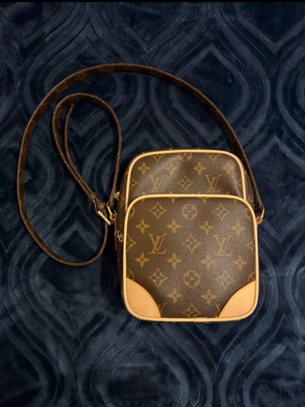 LOUIS VUITTON Like New! ONLY USED TWICE! Amazon Monogram Messenger Bag